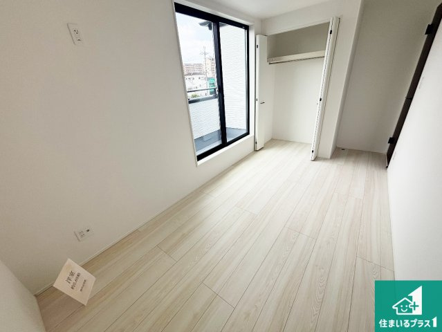 5(土)6(日)現地説明会！◆堺市美原区北余部　限定1邸の洋室|寝室は心地よい眠りについてもらいたくて、シンプルでかつ開放的な空間に！大きな窓から差し込む朝日が、すっきりとした目覚めをサポートします。