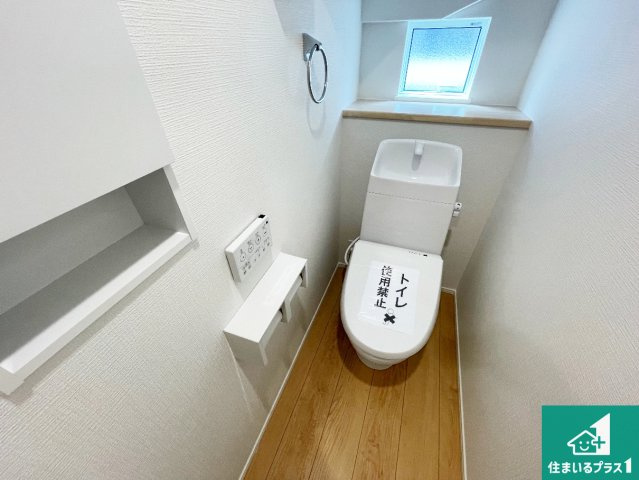川辺郡猪名川町伏見台　第2期　新築一戸建てのトイレ|1・2階の2ヶ所にあるので、朝の忙しい時間の順番待ちもなく、深夜の利用にも大変便利です。