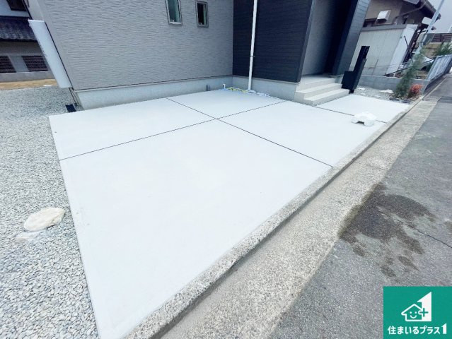 川辺郡猪名川町伏見台　第2期　新築一戸建ての駐車場|並列3台駐車可能！ゆとりの駐車スペースで車庫入れもスムーズ！

