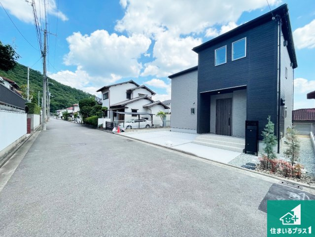川辺郡猪名川町伏見台　第2期　新築一戸建ての前面道路含む現地写真|周辺は閑静な住宅街！前面道路広々で車の出し入れも便利です。駐車が苦手な方でも安心して車庫入れできます！