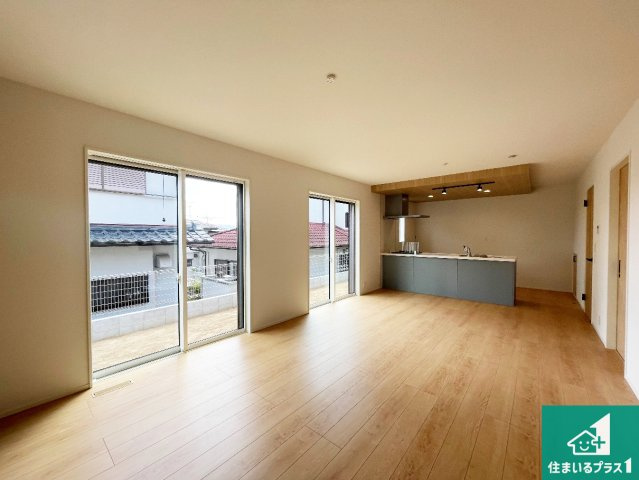 5日(土)6日(日)現地ご見学可能！　川辺郡猪名川町伏見台　限定1邸の居間・リビング|日当たり良好の明るいリビングで朝の目覚めもスッキリできそう！対面キッチンでご家族のコミュニケーションも自然と増える設計！小さなお子様が遊ぶスペースを作っても広々とくつろげるLDK！