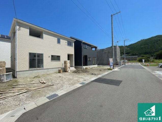 ★亀岡市曽我部町寺長縄手　第4期　新築一戸建ての前面道路含む現地写真|周辺は落ち着いた街並みの住宅地！子育てがしやすい住環境です！まだ未完成ですが、現地でしかわからない事もございます。是非一度ご覧ください。
