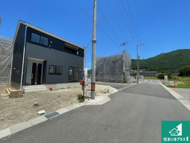 ★亀岡市曽我部町寺長縄手　第4期　新築一戸建ての前面道路含む現地写真|周辺は落ち着いた街並みの住宅地！子育てがしやすい住環境です！まだ未完成ですが、現地でしかわからない事もございます。是非一度ご覧ください。
