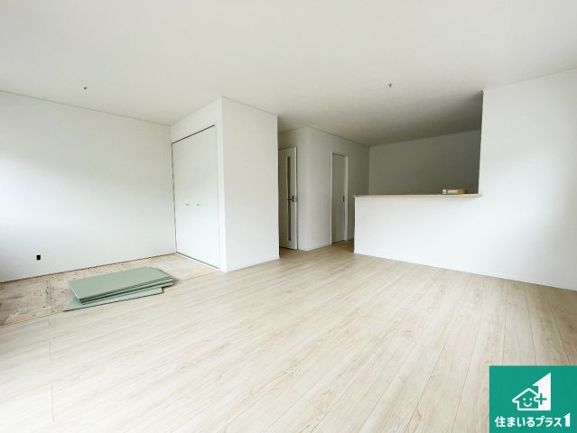 ★亀岡市曽我部町寺長縄手　第4期　新築一戸建ての居間・リビング|日当たり良好の明るいリビングで朝の目覚めもスッキリできそう！対面キッチンでご家族のコミュニケーションも自然と増える設計！小さなお子様が遊ぶスペースを作っても広々とくつろげるLDK！