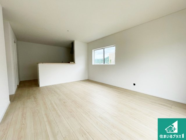 ★亀岡市曽我部町寺長縄手　第4期　新築一戸建ての居間・リビング|シンプルなリビングは、観葉植物等のインテリアを楽しめますね！パパ好みにも、ママ好みにも家具次第で雰囲気を変えることができます！
