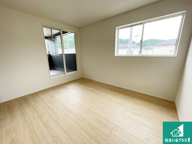 ★亀岡市曽我部町寺長縄手　第4期　新築一戸建ての洋室|シンプルな洋室は、自分好みのインテリアが楽しめます♪ご家族とインテリアや家具を選びに行くのは物件購入時の醍醐味の一つです。ぜひお楽しみください♪
