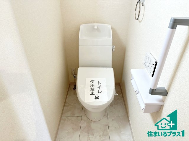 ●大和郡山市九条町　第4期　新築一戸建てのトイレ|1・2階の2ヶ所にあるので、朝の忙しい時間の順番待ちもなく、深夜の利用にも大変便利です。