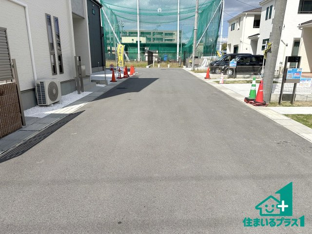 ●大和郡山市九条町　第4期　新築一戸建ての前面道路含む現地写真|周辺は閑静な住宅街！前面道路広々で車の出し入れも便利です。駐車が苦手な方でも安心して車庫入れできます！