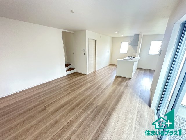 ●大和郡山市九条町　第4期　新築一戸建ての居間・リビング|日当たり良好の明るいリビングで朝の目覚めもスッキリできそう！対面キッチンでご家族のコミュニケーションも自然と増える設計！小さなお子様が遊ぶスペースを作っても広々とくつろげるLDK！
