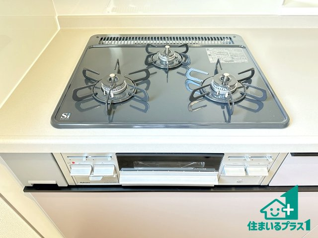 ●大和郡山市九条町　第4期　新築一戸建ての設備|ダブル高火力Ｓｉセンサー付きコンロ！３口あるので、まとめて料理をする時も大活躍！