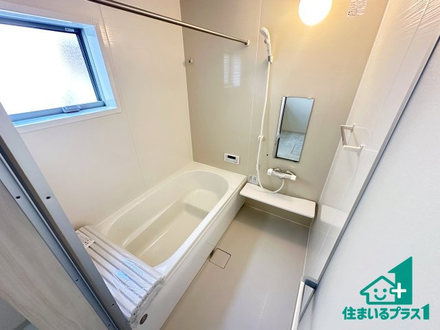 ●大和郡山市九条町　第4期　新築一戸建ての浴室|ゆったりと足を伸ばせる浴室は一日の疲れを癒してくれる大切な空間です。浴室乾燥機も設置しているので、雨の日の洗濯物も安心です♪