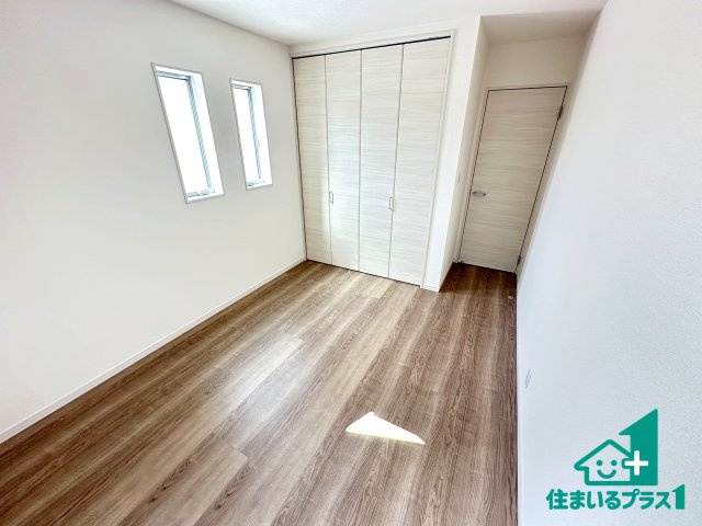 ●大和郡山市九条町　第4期　新築一戸建ての洋室|シンプルな洋室は、自分好みのインテリアが楽しめます♪ご家族とインテリアや家具を選びに行くのは物件購入時の醍醐味の一つです。ぜひお楽しみください♪