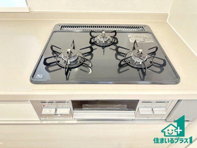 ●大和郡山市九条町　第4期　新築一戸建ての設備|ダブル高火力Ｓｉセンサー付きコンロ！３口あるので、まとめて料理をする時も大活躍！