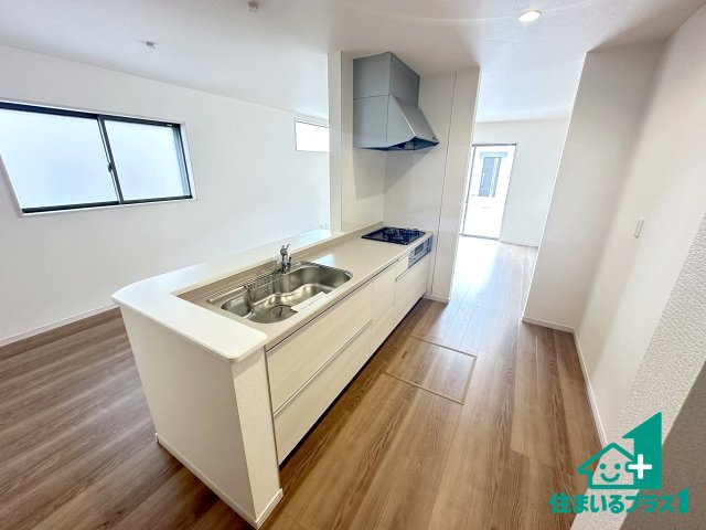 ●大和郡山市九条町　第4期　新築一戸建てのキッチン|リビングと統一感があり、使い勝手のいいキッチン。広々としているので、二人並んで作業が出来ちゃいます。お子様と一緒に色々なお料理に挑戦できるスペースがあります。