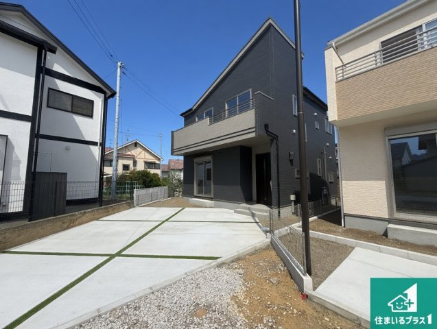 5(土)6(日)現地説明会！◆羽曳野市羽曳が丘西　新築一戸建ての前面道路含む現地写真|周辺は閑静な住宅街！前面道路広々で車の出し入れも便利です。駐車が苦手な方でも安心して車庫入れできます！