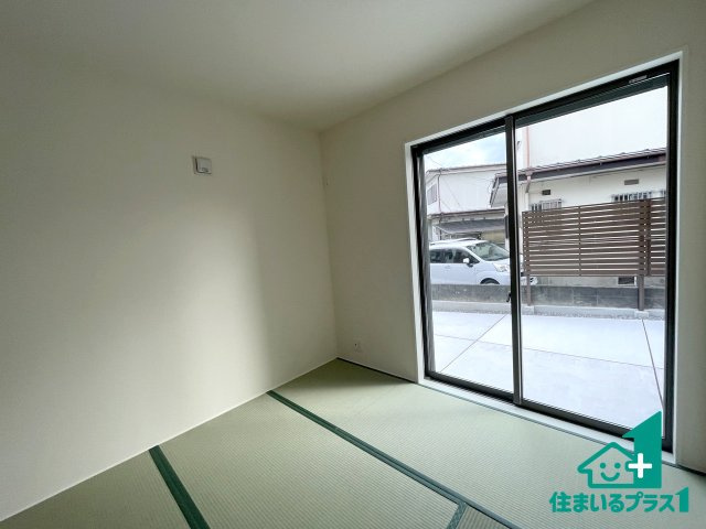 ★現地見学可能！野洲市近江富士　第2期　新築一戸建ての和室|一室あると便利な和室は客間としてだけでなく、小さなお子様のプレイルームや食後のくつろぎスペースとしてもご利用いただけます。収納もついていますので大活躍間違いなし！