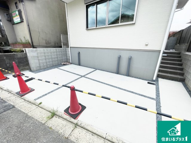 ★京都市北区大宮玄琢北町　第5期　新築一戸建ての駐車場|前面道路広々で車の出し入れも便利です。駐車が苦手な方でも安心して車庫入れできます！