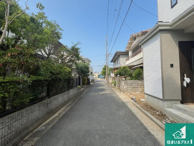 堺市東区日置荘北町　新築一戸建ての前面道路含む現地写真|周辺は閑静な住宅街！前面道路広々で車の出し入れも便利です。駐車が苦手な方でも安心して車庫入れできます！