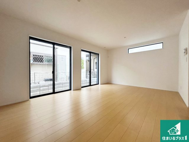 堺市東区日置荘北町　新築一戸建ての居間・リビング|日当たり良好の明るいリビングで朝の目覚めもスッキリできそう！対面キッチンでご家族のコミュニケーションも自然と増える設計！小さなお子様が遊ぶスペースを作っても広々とくつろげるLDK！