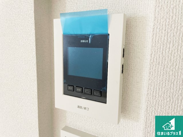 ♦柏原市田辺　第3期　新築一戸建ての防犯設備|カラーモニターインターホン！声だけでなく来訪者の姿や顔がモニターで確認できるので、小さなお子様がいらっしゃるご家庭でも安心できます！