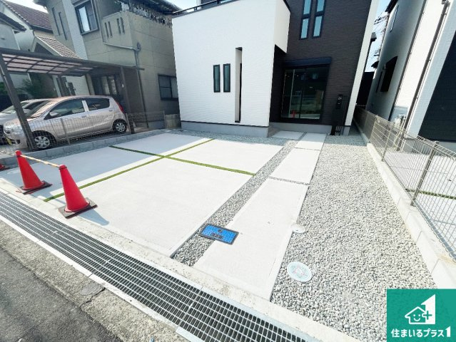 柏原市田辺　第3期　新築一戸建ての駐車場|並列２台駐車可能！ゆとりの駐車スペースで車庫入れもスムーズ！
