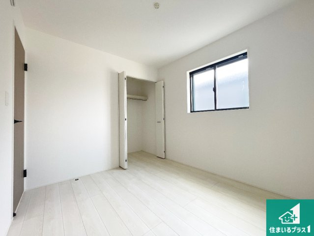 ♦柏原市田辺　第3期　新築一戸建ての洋室|シンプルな洋室は、自分好みのインテリアが楽しめます♪ご家族とインテリアや家具を選びに行くのは入居時の醍醐味の一つです。ぜひお楽しみください♪