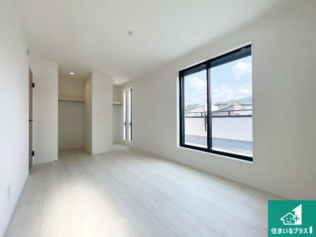 柏原市田辺　第3期　新築一戸建ての洋室|寝室は心地よい眠りについてもらいたくて、シンプルかつ開放的な空間に設計にしています！大きな窓から差し込む日が心地いいです♪