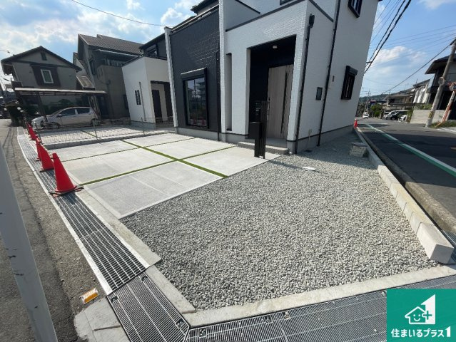 柏原市田辺　第3期　新築一戸建ての駐車場|並列２台駐車可能！ゆとりの駐車スペースで車庫入れもスムーズ！