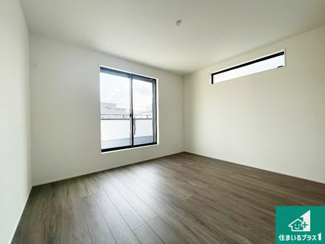 柏原市田辺　第3期　新築一戸建ての洋室|寝室は心地よい眠りについてもらいたくて、シンプルかつ開放的な空間に設計にしています！大きな窓から差し込む日が心地いいです♪