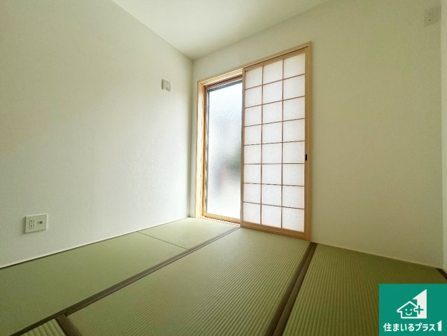 5日(土)6日(日)現地ご見学可能！神戸市北区筑紫が丘　限定1邸の和室|一室あると便利な和室は客間としてだけでなく、小さなお子様のプレイルームや食後のくつろぎスペースとしてもご利用いただけます。収納もついていますので大活躍間違いなし！
