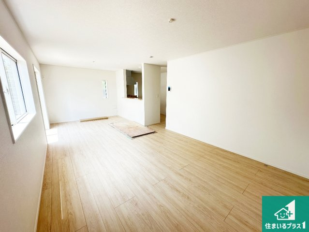 ●奈良市七条　第6期　新築一戸建ての居間・リビング|シンプルなリビングは、観葉植物等のインテリアを楽しめますね！パパ好みにも、ママ好みにも家具次第で雰囲気を変えることができます！