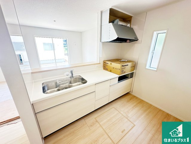 ●奈良市七条　第6期　新築一戸建てのキッチン|リビングと統一感があり、使い勝手のいいキッチン。広々としているので、二人並んで作業が出来ちゃいます。お子様と一緒に色々なお料理に挑戦できるスペースがあります。