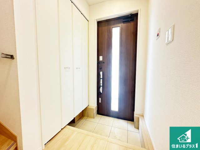 ●奈良市七条　第6期　新築一戸建ての玄関|シューズボックスにはたくさんの靴が収納できるので玄関周りはいつもスッキリ！ご家族が増えても安心！