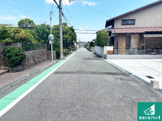 1(土)2(日)現地説明会　奈良市学園大和町　の前面道路含む現地写真|周辺は閑静な住宅街！前面道路広々で車の出し入れも便利です。駐車が苦手な方でも安心して車庫入れできます！