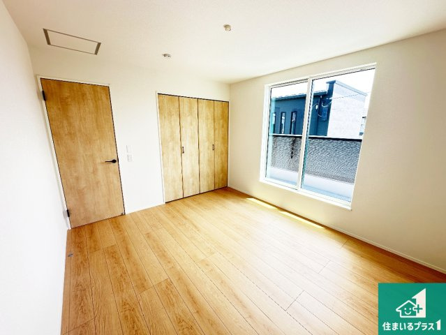 1(土)2(日)現地説明会　奈良市学園大和町　の洋室|寝室は心地よい眠りについてもらいたくて、シンプルかつ開放的な空間に設計にしています！大きな窓から差し込む日が心地いいです♪