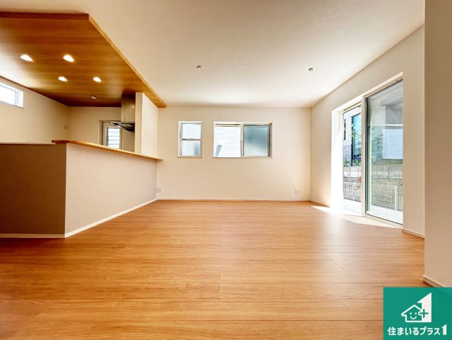 大和郡山市矢田山町　第4期　新築一戸建ての居間・リビング|日当たり良好の明るいリビングで朝の目覚めもスッキリできそう！対面キッチンでご家族のコミュニケーションも自然と増える設計！小さなお子様が遊ぶスペースを作っても広々とくつろげるLDK！