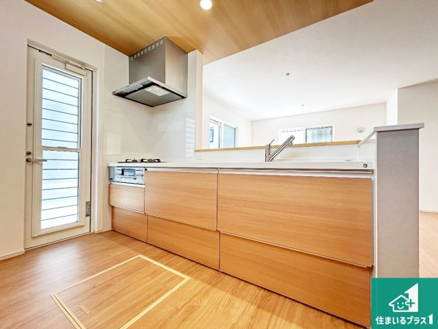 ●大和郡山市矢田山町　第4期　新築一戸建てのキッチン|リビングと統一感があり、使い勝手のいいキッチン。広々としているので、二人並んで作業が出来ちゃいます。お子様と一緒に色々なお料理に挑戦できるスペースがあります。