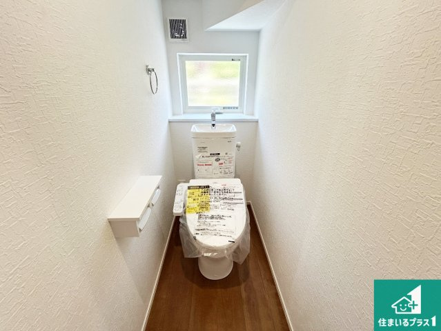 1(土)2(日)現地説明会　大和郡山市矢田山町　全3邸　のトイレ|1・2階の2ヶ所にあるので、朝の忙しい時間の順番待ちもなく、深夜の利用にも大変便利です。