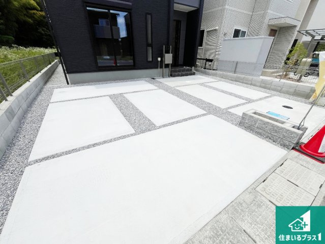 ★1(土)2(日)現地見学可能！★大津市大江　限定1邸の駐車場|並列２台駐車可能！ゆとりの駐車スペースで車庫入れもスムーズ！