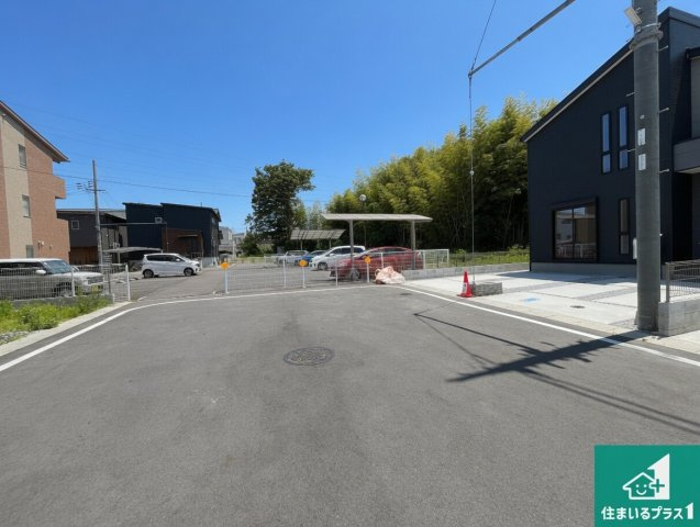 ★1(土)2(日)現地見学可能！★大津市大江　限定1邸の前面道路含む現地写真|周辺は閑静な住宅街！前面道路広々で車の出し入れも便利です。駐車が苦手な方でも安心して車庫入れできます！