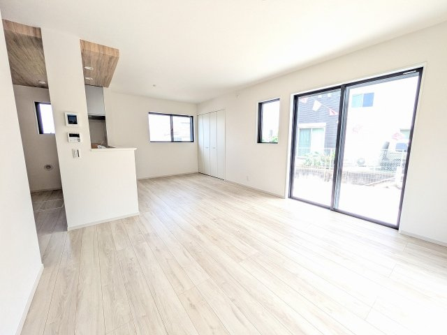 八王子市　上野町　新築一戸建て　１期の居間・リビング|～17.5帖の明るいLDKで、家族団欒の時間をお過ごしいただけます～