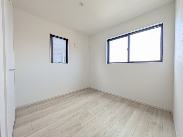 八王子市　上野町　新築一戸建て　１期の洋室|～2階4.5帖の洋室　2面採光で明るく風通しの良いお部屋です～