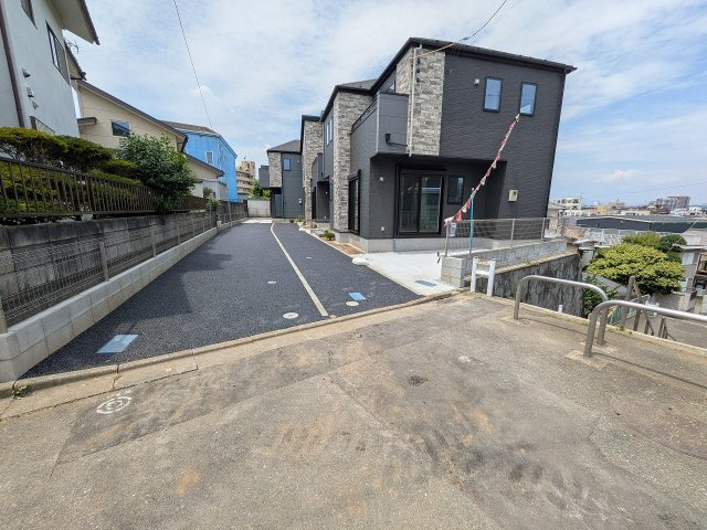 八王子市　上野町　新築一戸建て　１期の前面道路含む現地写真|～東側4.9ｍ道路に面しています～