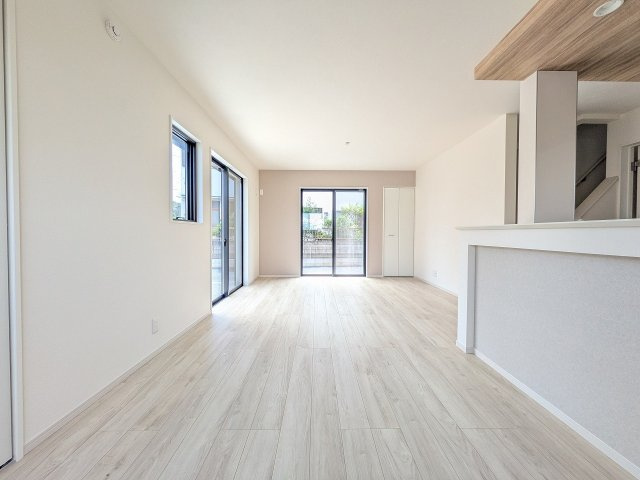 八王子市　上野町　新築一戸建て　１期の居間・リビング|～17.5帖の明るいLDKで、家族団欒の時間をお過ごしいただけます～