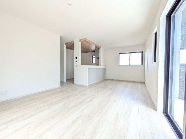 八王子市　上野町　新築一戸建て　１期の居間・リビング|～17.5帖の明るいLDKで、家族団欒の時間をお過ごしいただけます～