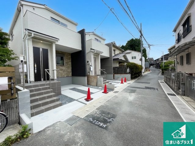 ★12(土)13(日)現地見学可能！★宇治市広野町寺山　全2邸の前面道路含む現地写真|周辺は閑静な住宅街！前面道路広々で車の出し入れも便利です。駐車が苦手な方でも安心して車庫入れできます！