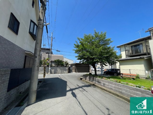 ★5(土)6(日)現地見学可能！★八幡市八幡双栗　限定1邸の前面道路含む現地写真|周辺は閑静な住宅街！前面道路広々で車の出し入れも便利です。駐車が苦手な方でも安心して車庫入れできます！