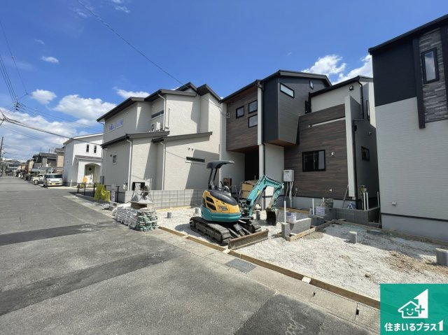 ★城陽市寺田市ノ久保　新築一戸建ての前面道路含む現地写真|周辺は閑静な住宅街！前面道路広々で車の出し入れも便利です。駐車が苦手な方でも安心して車庫入れできます！