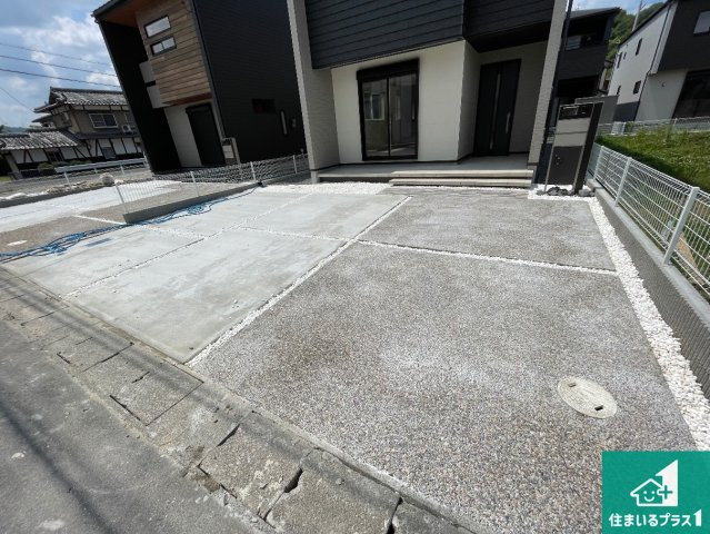 ★現地見学可能！★南丹市園部町横田　第2期　新築一戸建ての駐車場|並列３台駐車可能！ゆとりの駐車スペースで車庫入れもスムーズ！