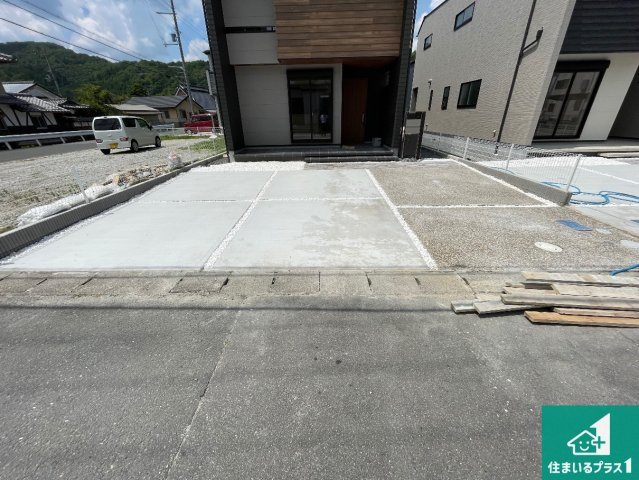 ★現地見学可能！★南丹市園部町横田　第2期　新築一戸建ての駐車場|並列３台駐車可能！ゆとりの駐車スペースで車庫入れもスムーズ！